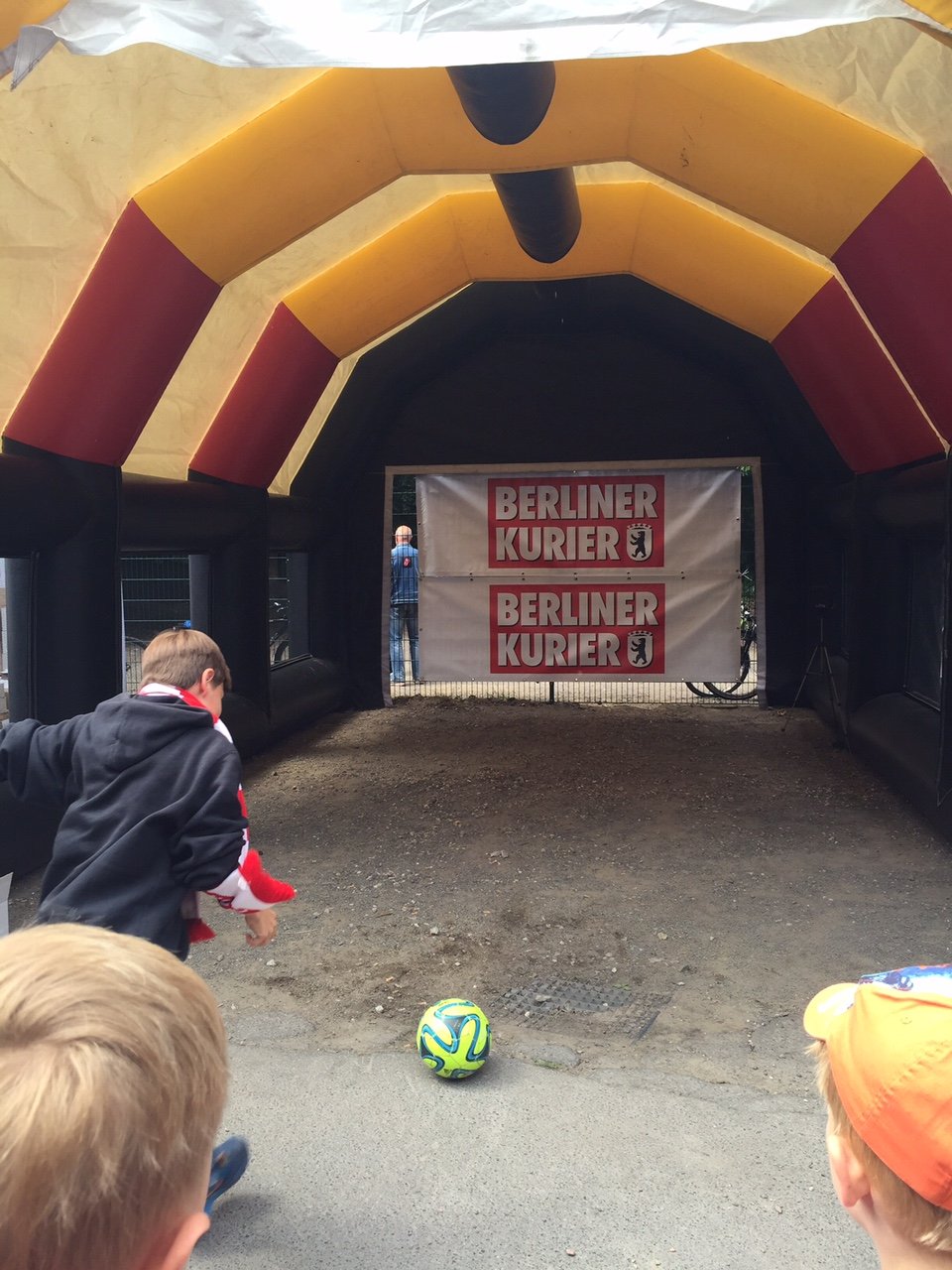 Wie hart wird der Schuss wohl werden? Die Haltung dieses Union-Fans stimmt schon mal.