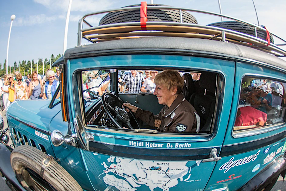Die ehemalige Rennfahrerin Heidi Hetzer sitzt am 27. Juli 2014 in Berlin beim Start ihrer Weltreise in ihrem Hudson Great Eight Oldtimer Baujahr 1930.