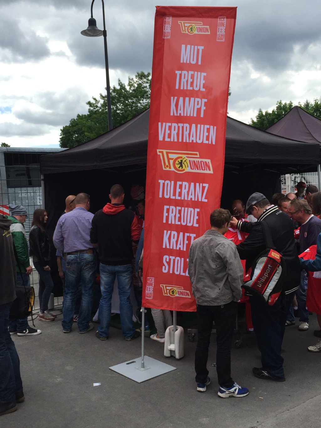Zahlreiche Union-Fans nutzten die Info-Stände und Shops, um sich in jeder Hinsicht auf den neuesten Stand zu bringen.