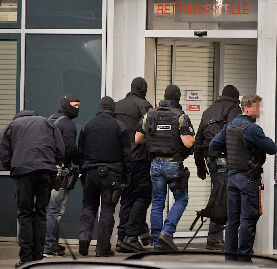 Links: Das SEK hat die Rettungsstelle umstellt.
