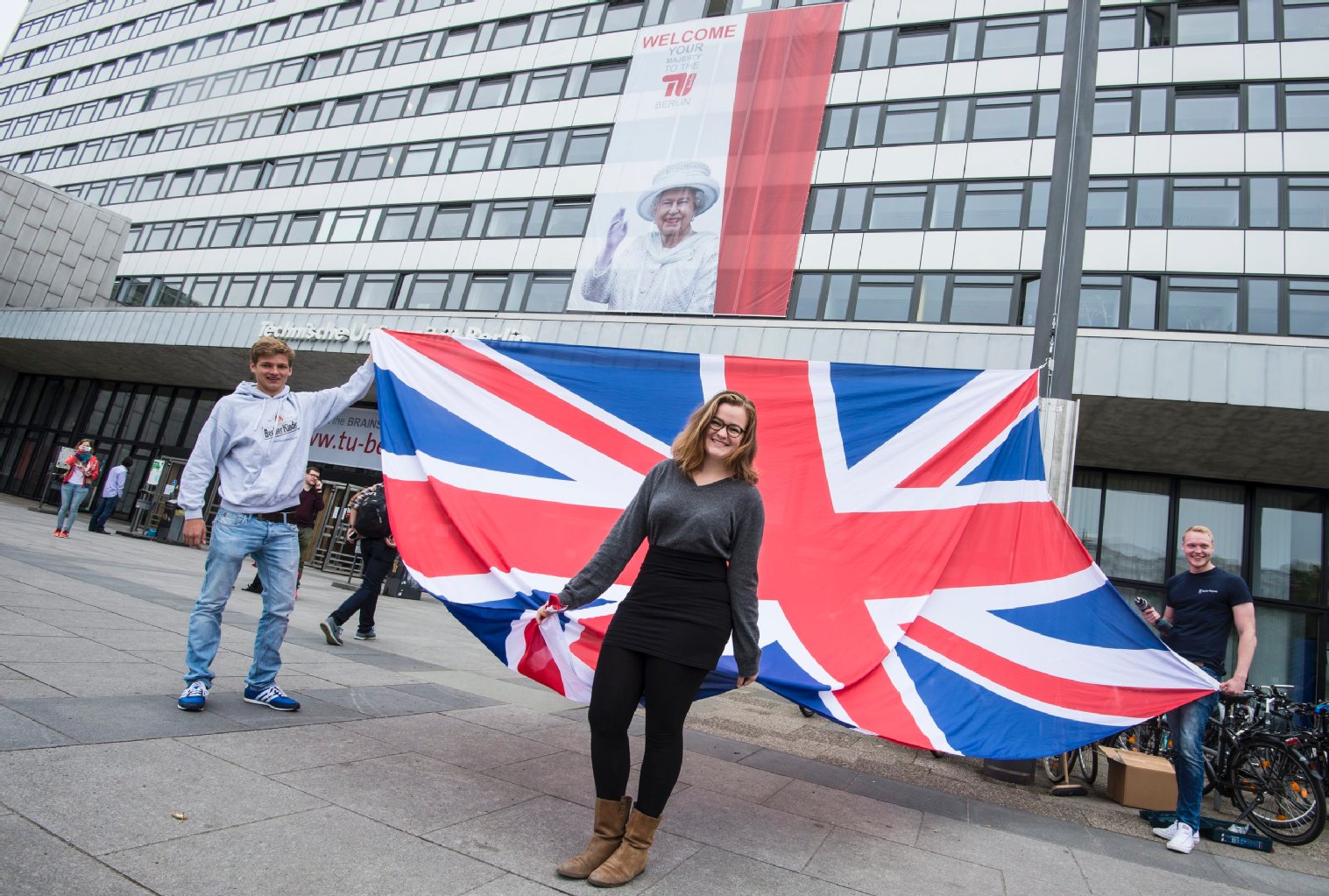 Die Maschinenbau-Studenten Lucas (19), Clara (20) und Nino (21) mit dem Union Jack (3x5 Meter) vor der TU.