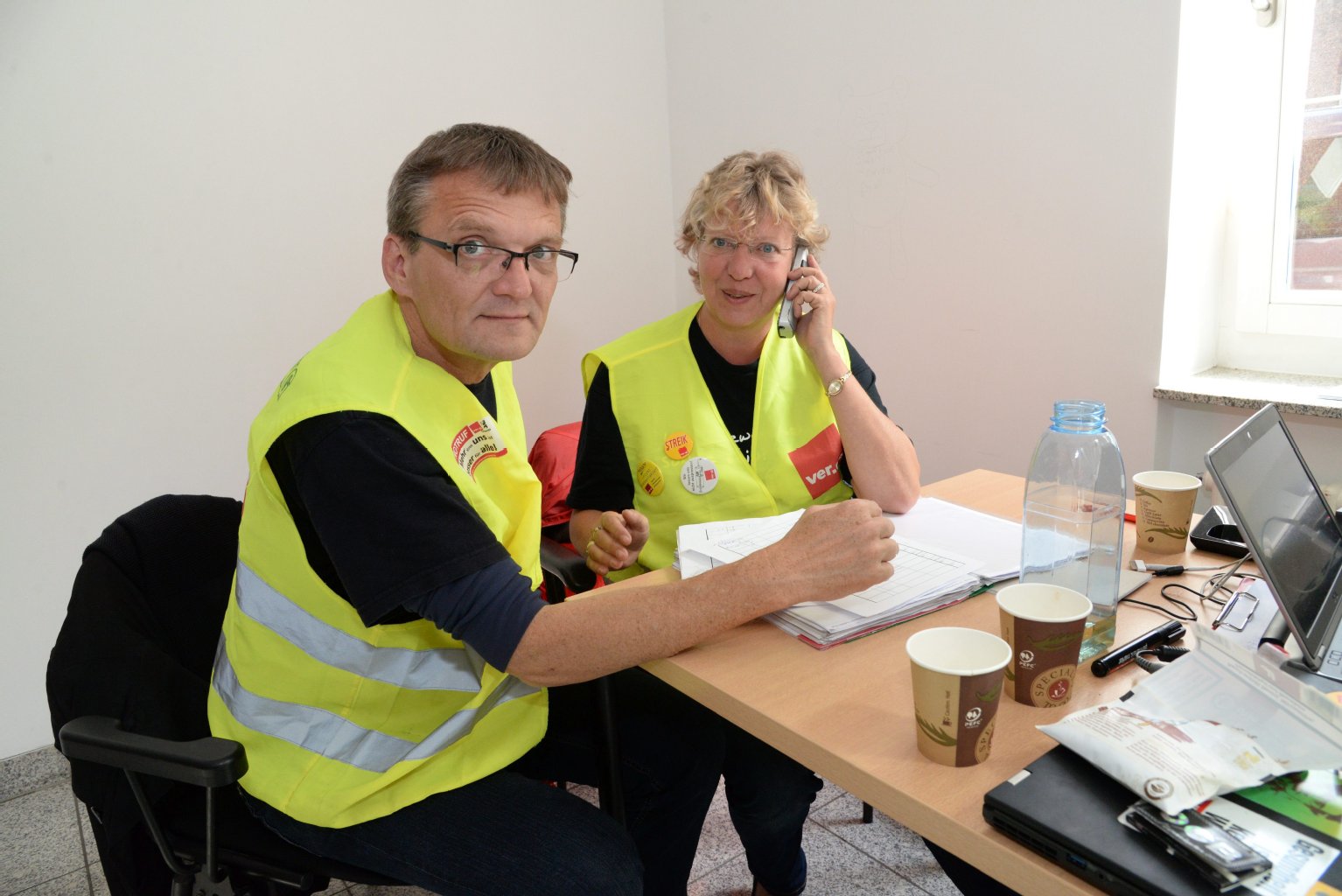 Cornelia Koop und Carsten Becker gestern früh in der Streikzentrale.
