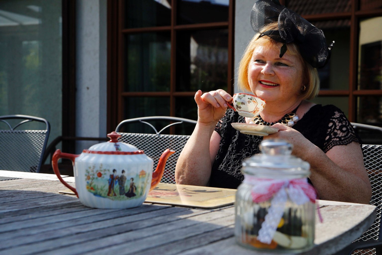 Tea Time in Glindow. Ingrid Baitz beim Tee um 17 Uhr.