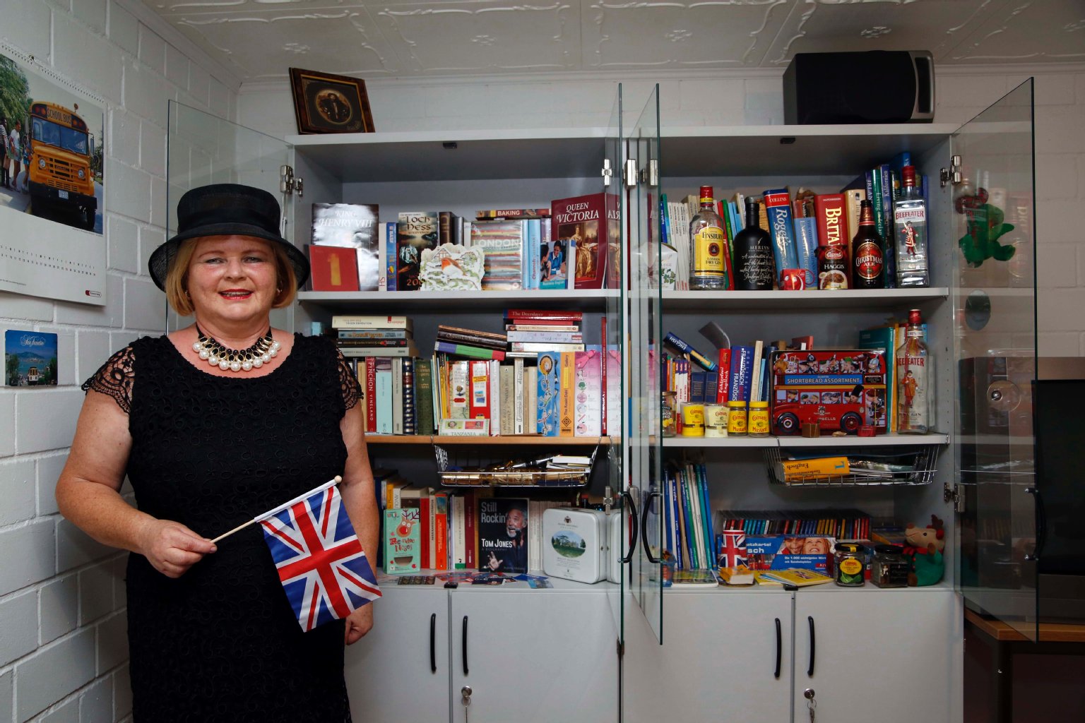 In ihrem englischen Raum im Keller, gibt es einen Schrank mit vielen England-Artikeln.