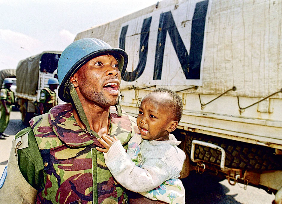 Das fatalste Weggucken: 13. Juni 1994. Ein UN-Soldat aus Ghana versucht, ein Tutsi-Kind zu retten. Der UN-Kommandeur der in Ruanda stationierten 2500 Blauhelm-Soldaten warnte bereits im Januar 1994 vor der bevorstehenden „Vernichtung“ der Tutsi-Minderheit. Die Welt reagierte nicht – das UN-Mandat verpflichte zu strikter Neutralität. In New York vermied man das Wort „Völkermord“. Und überließ 1,5 Millionen Menschen den Hutu-Schlächtern.