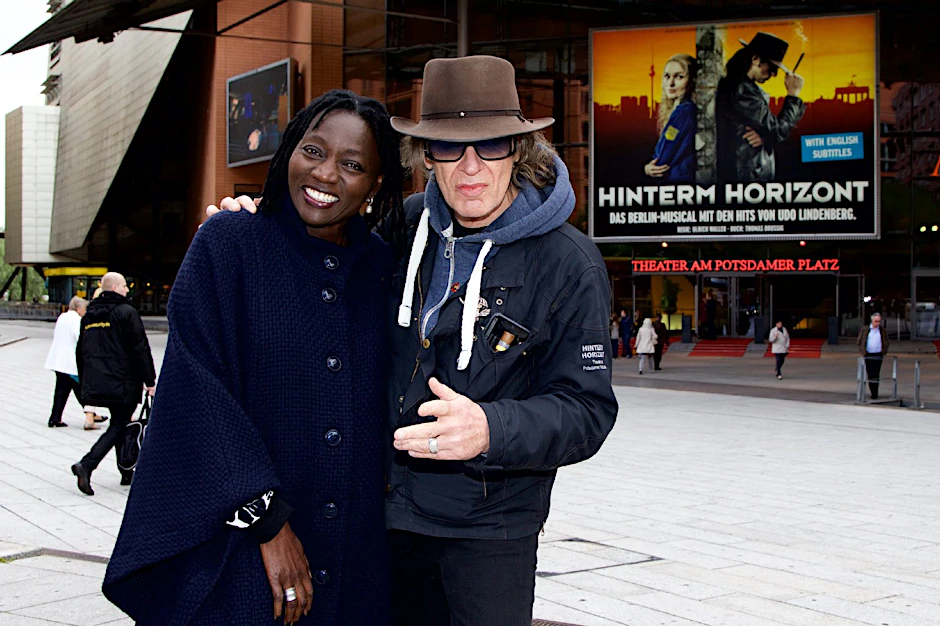 Ein cooles Gespann: Dr. Auma Obama, Schwester des US-Präsidenten, trifft Udo Lindenberg am Potsdamer Platz.