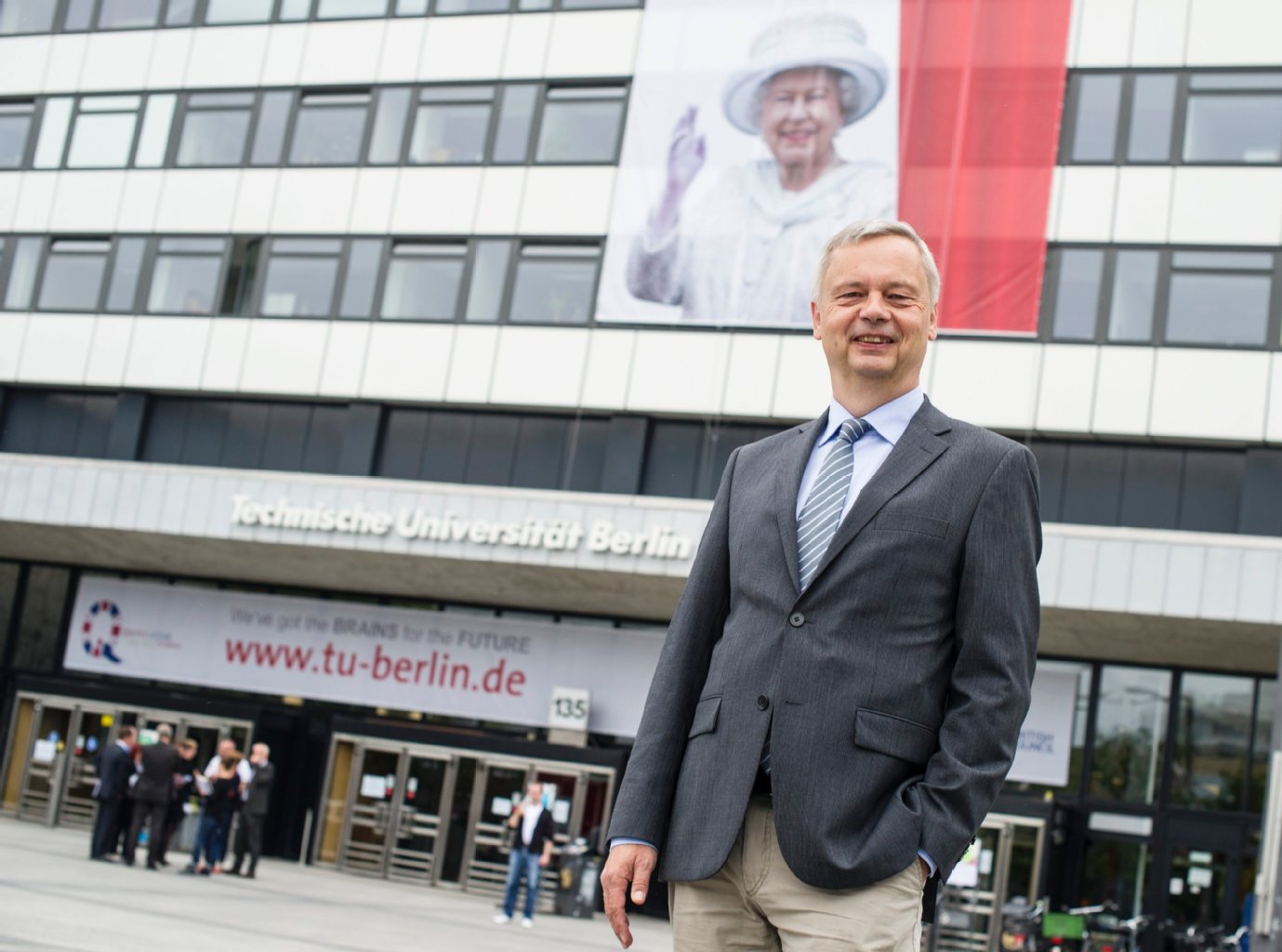 TU-Präsident Prof. Dr. Christian Thomsen empfängt die Queen.