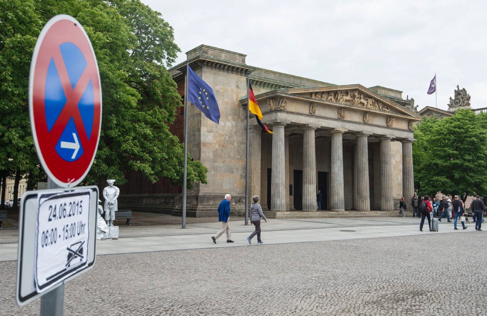 Vor der Neuen Wache stehen die „Parken verboten“-Schilder.