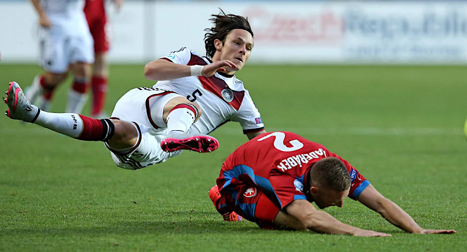 Voller Körpereinsatz: Nico Schulz gegen Pavel Kaderabek.