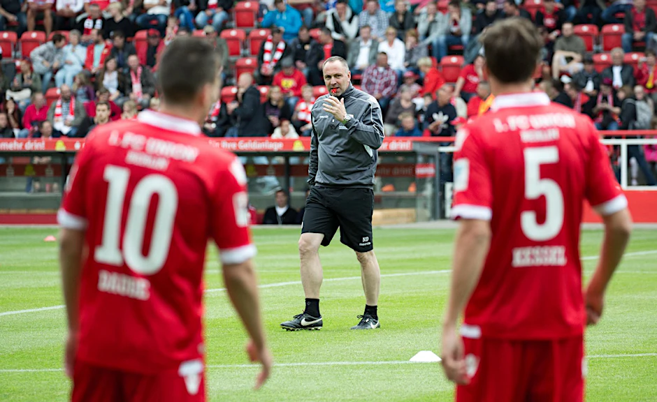 Trainer Norbert Düwel gibt mit einer Trillerpfeife bei Union den Ton an.