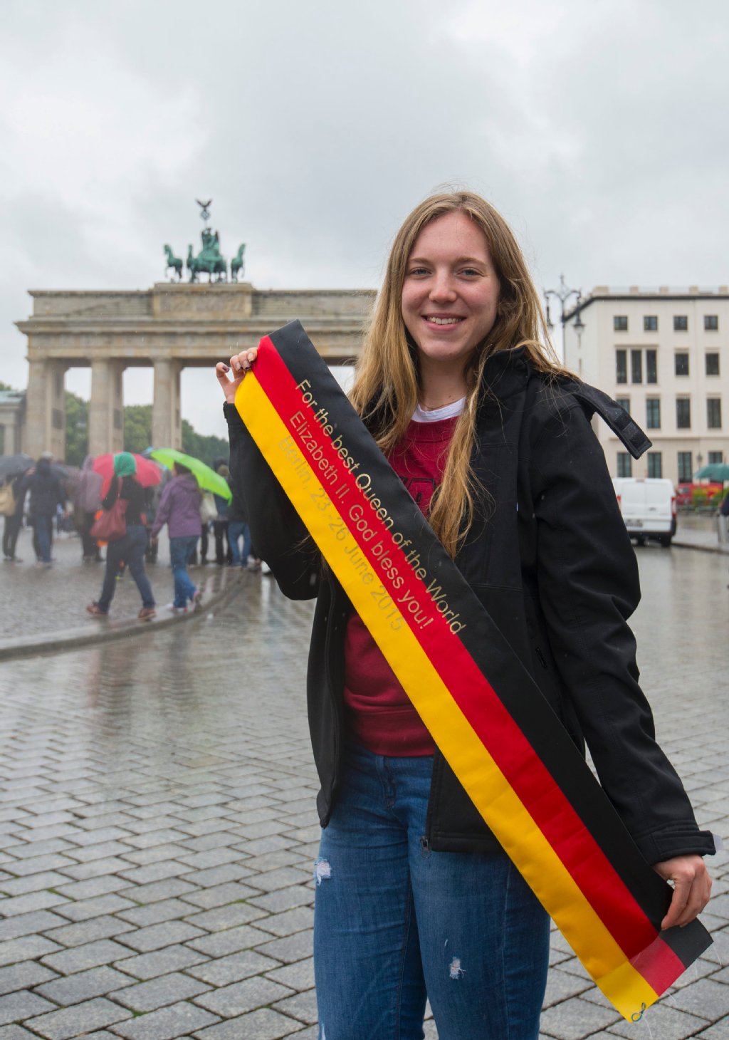 Verkäuferin Aline (19) hat eine Schärpe für die Königin vorbereitet. Aline will diese der Queen am Freitag überreichen.