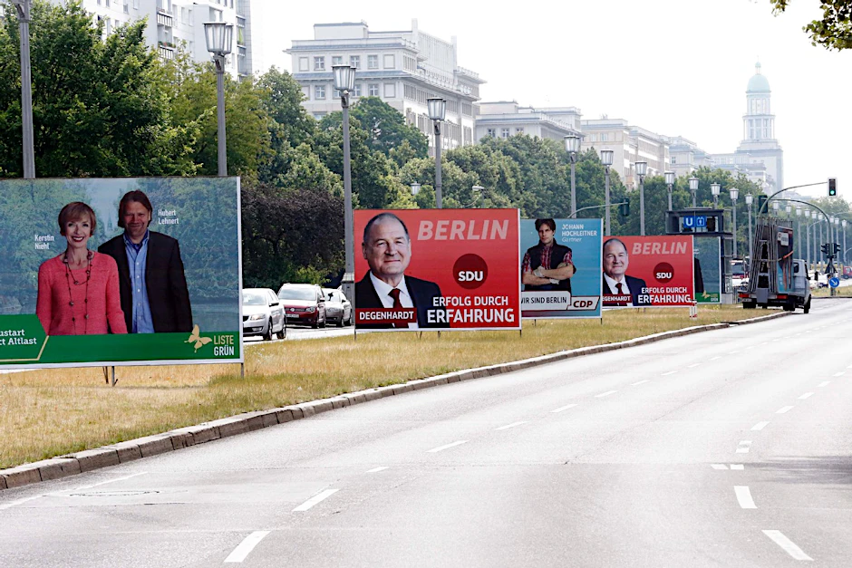 Wahlplakate an der Karl-Marx-Allee