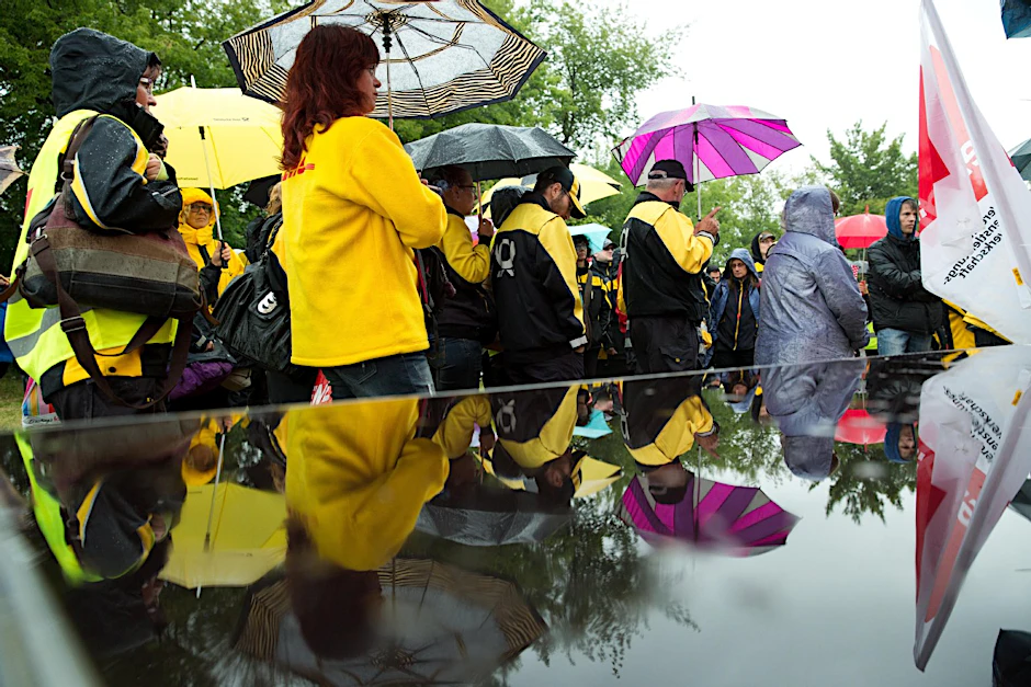 Demo an der Schillingbrücke neben der ver.di-Zentrale: Über eine Stunde harrten die Postler im Regen aus.