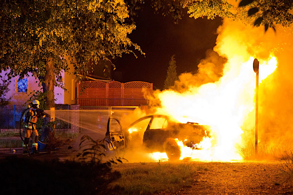 Der Renault steht nach dem Aufprall in Flammen.