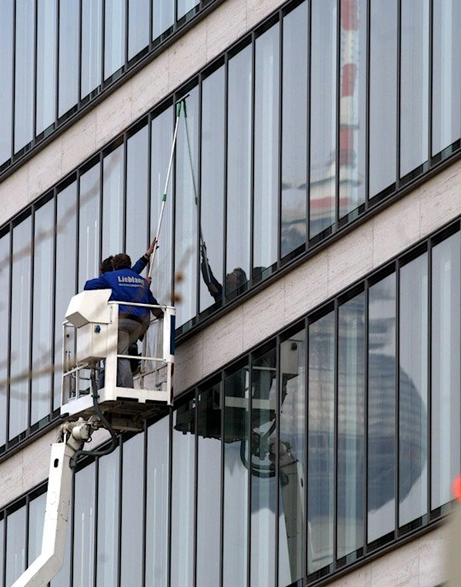 Fensterputzer bei der Arbeit (Symbolbild)