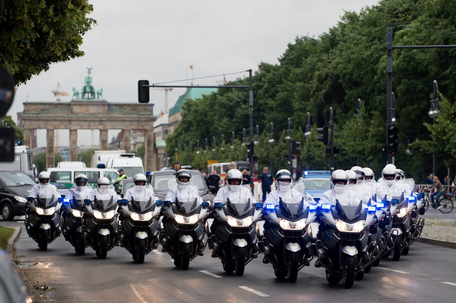 Polizisten auf Motorrädern - die sogenannten "weißen Mäuse", eskortieren die britische Königin Elizabeth II. und Prinz Philip auf dem Weg vom Brandenburger Tor zum Schloss Bellevue.