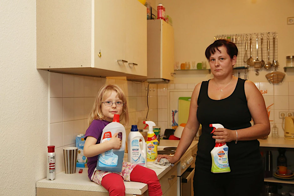 Cindy D. (29) mit Tochter Lucy (4). Die junge Mutter desinfiziert täglich mit diversen Reinigungsmitteln gründlich die Wohnung. Auch Hände, Spielzeug und die Wäsche macht sie keimfrei.