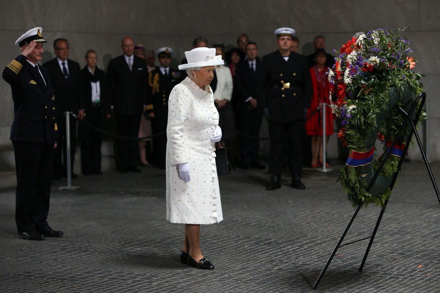 Ein Moment des Innehaltens. Die Queen in der Neuen Wache.