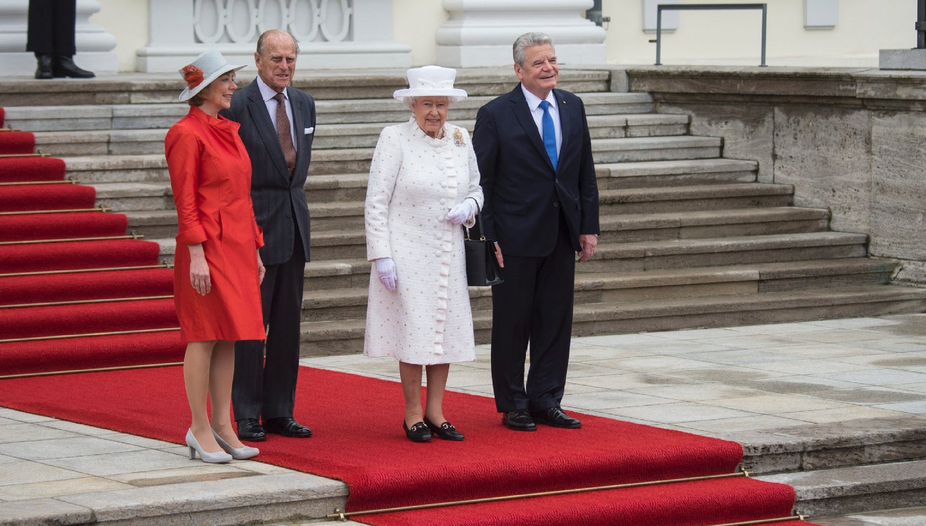 Royales Lächeln bei der Ankunft am Schloss Bellevue.