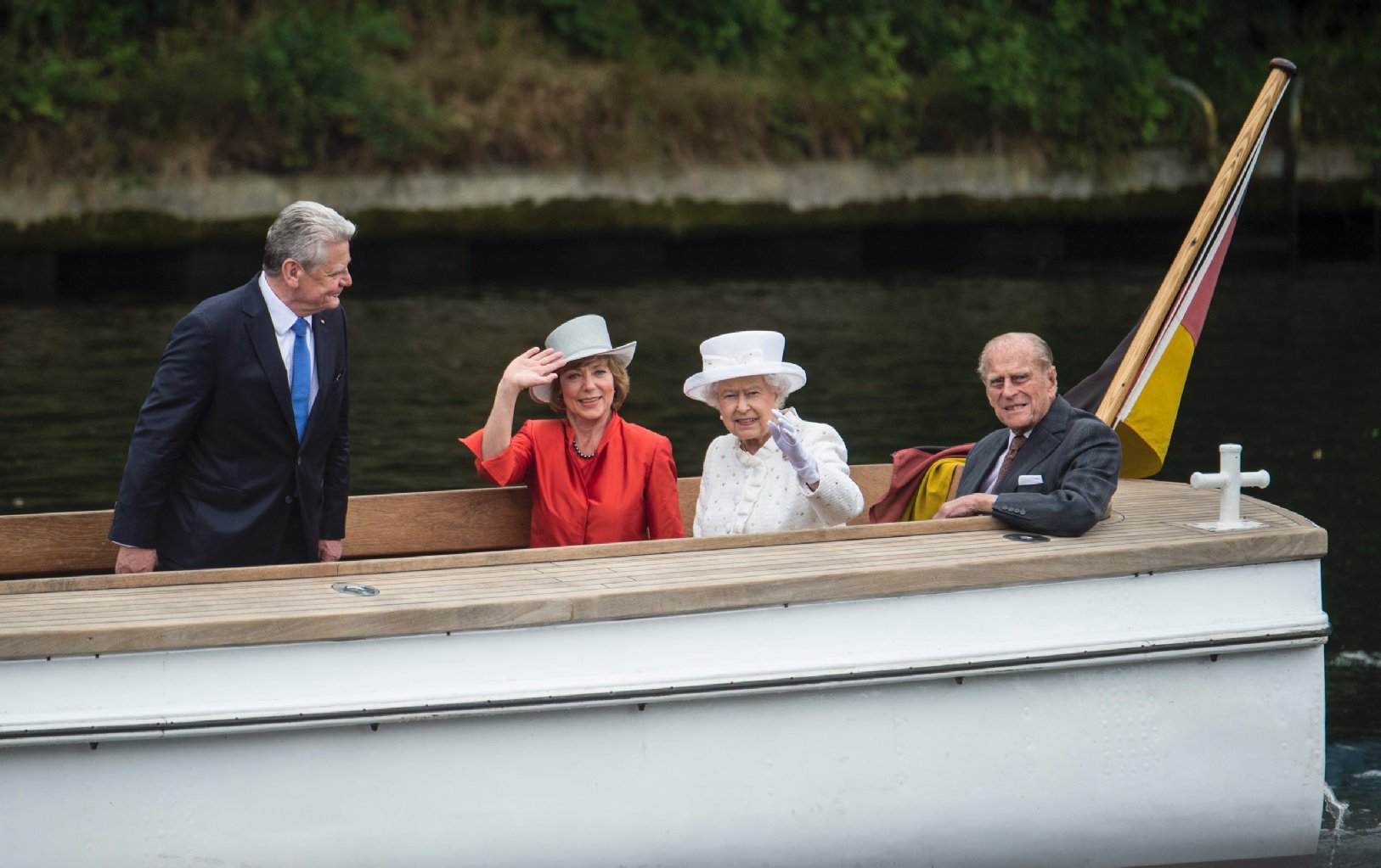 Bundespräsident Gauck, dessen Lebensgefährtin Daniela Schadt, die Queen und Prinz Philip auf der Spree (v.l.n.r.)