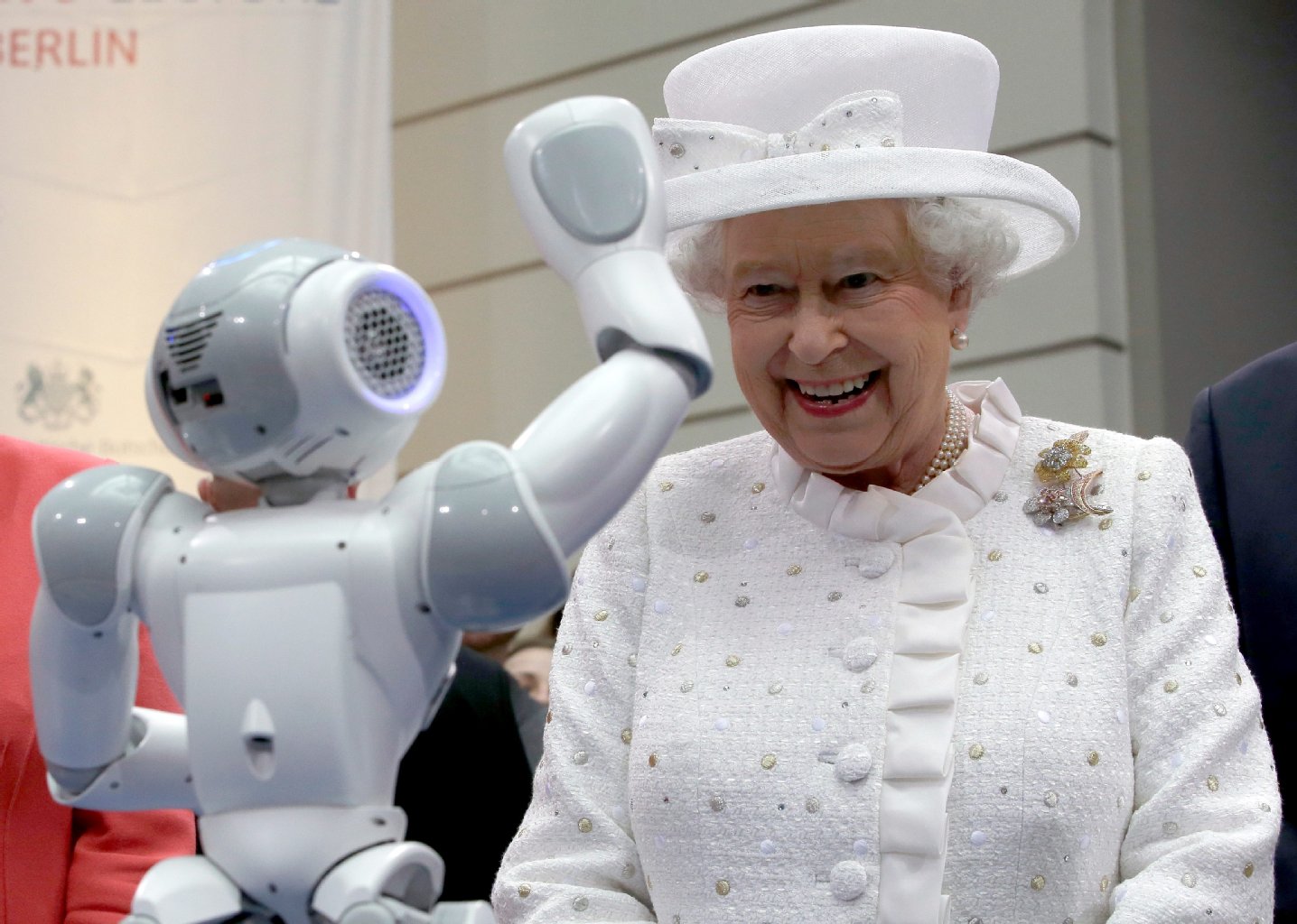 Die Königin freut sich über einen Mini-Roboter an der TU.