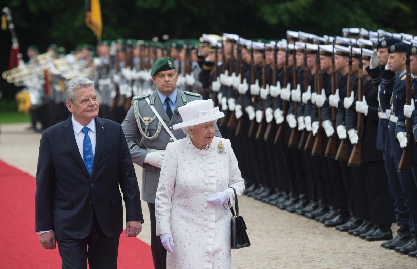 Bundespräsident Gauck empfing die Königin mit militärischen Ehren.