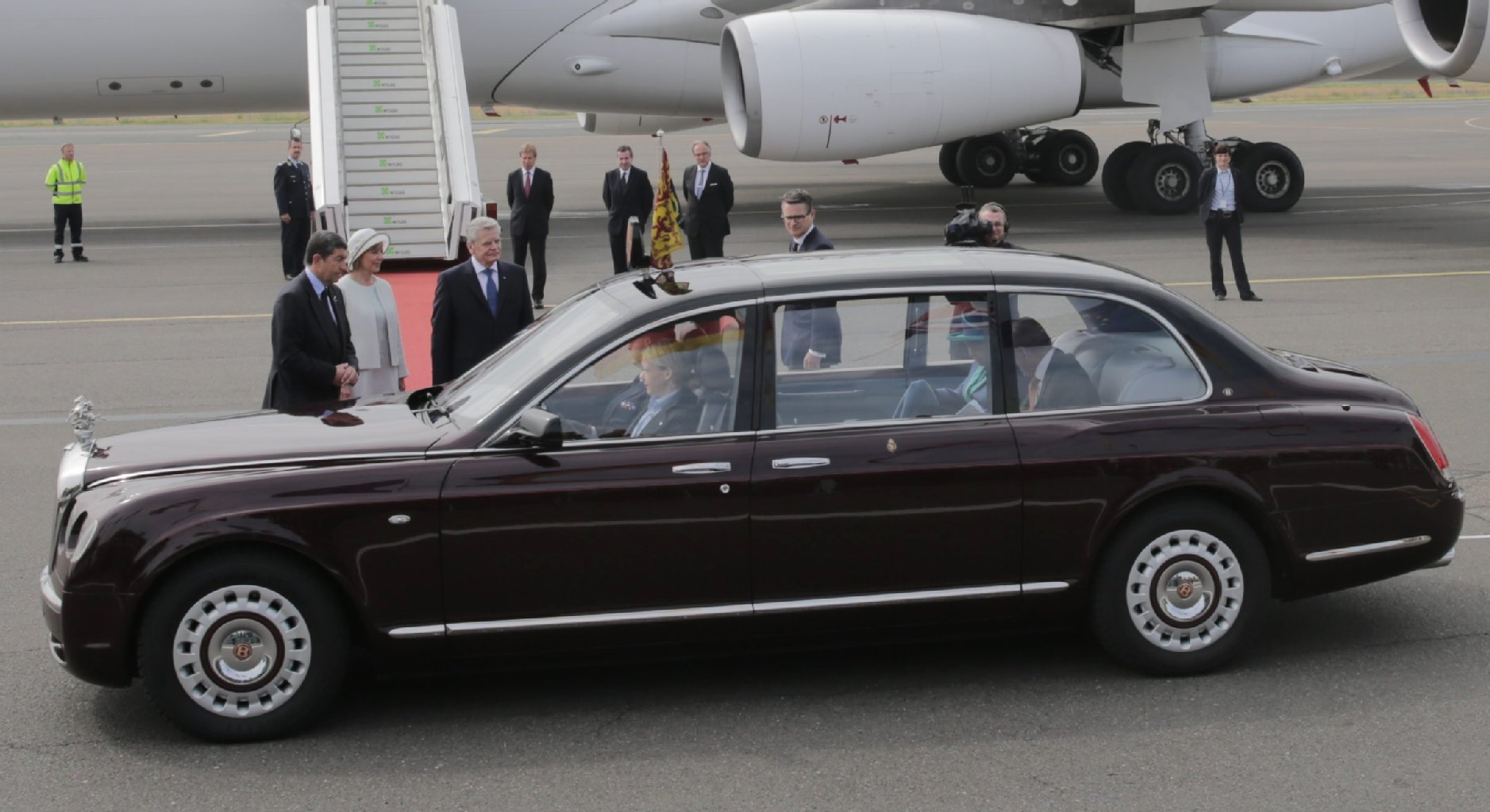 10.45 Uhr: Die Queen kommt mit ihrem Mann am Flughafen Tegel an, wird von Bundespräsident Joachim Gauck und dessen Partnerin in Empfang genommen.