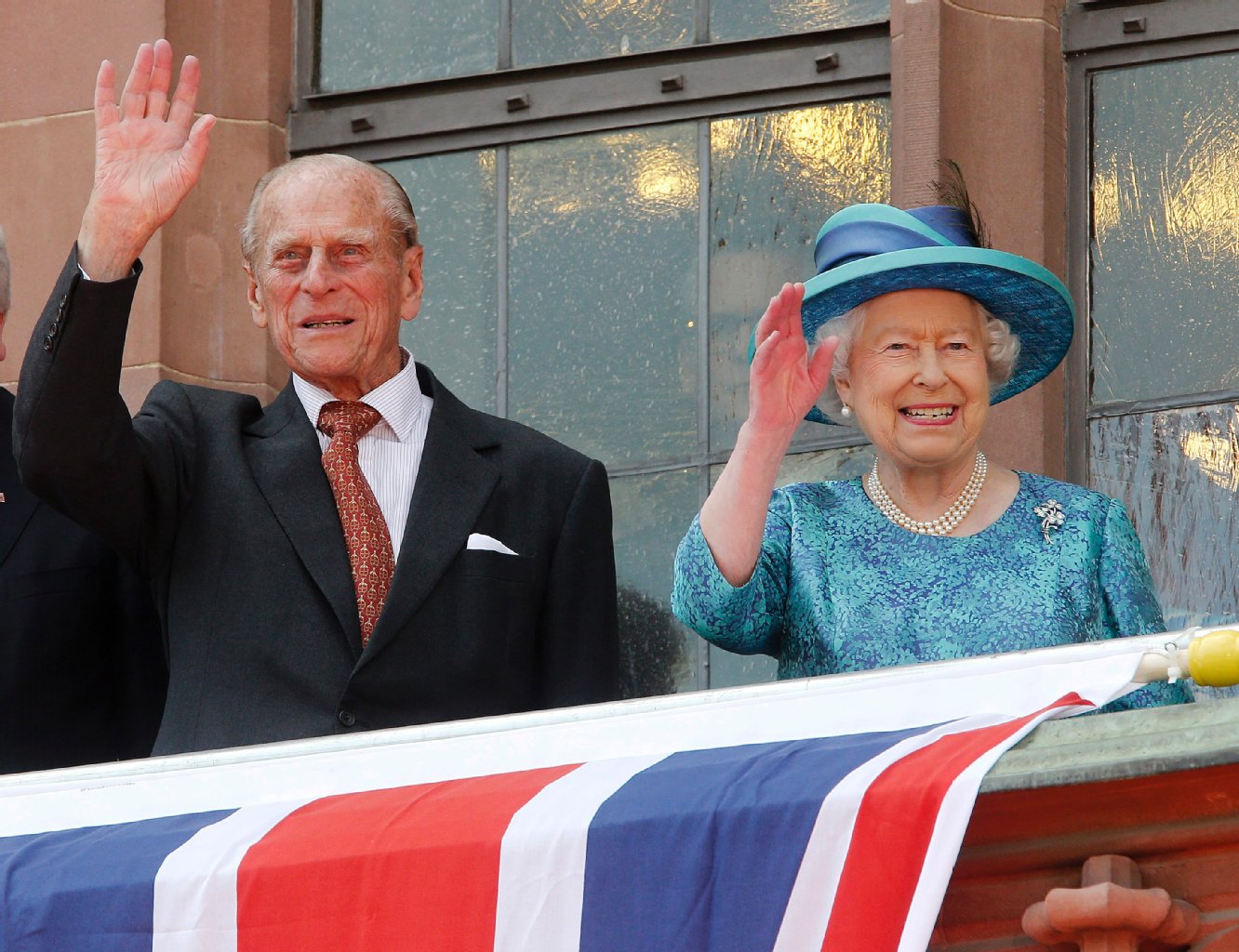 15.07 Uhr: Vom Balkon des Kaisersaals am Römer begrüßten die Queen und ihr Gatte, Prinz Philip, Hunderte Royal-Fans. Vier Schaulustige erlitten einen Kreislaufkollaps.