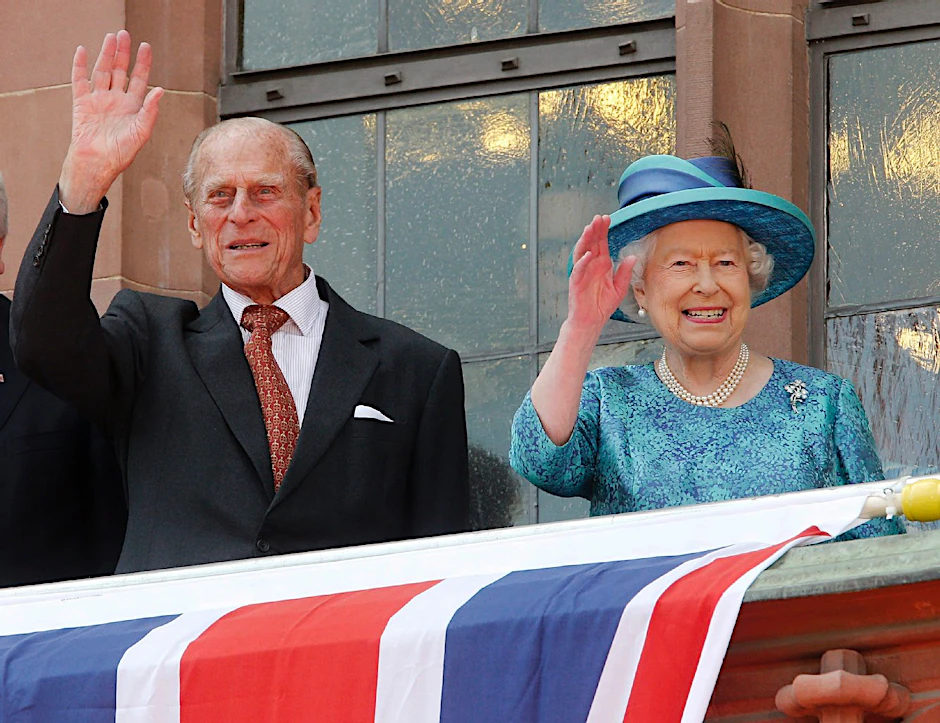 15.07 Uhr: Vom Balkon des Kaisersaals am Römer begrüßten die Queen und ihr Gatte, Prinz Philip, Hunderte Royal-Fans. Vier Schaulustige erlitten einen Kreislaufkollaps.