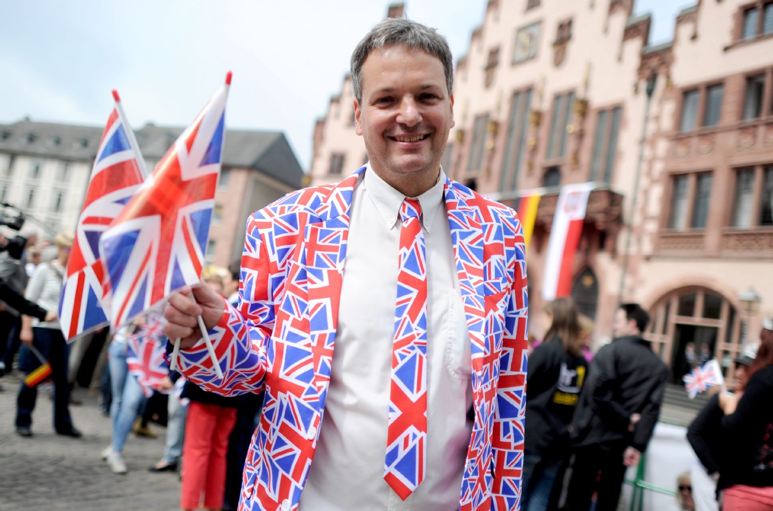 Schon Stunden vor der Ankunft der Queen waren Tausende Hessen auf den Beinen. Wie Carsten Schütz aus Fulda. Er trug einen Anzug mit dem „Union Jack“.