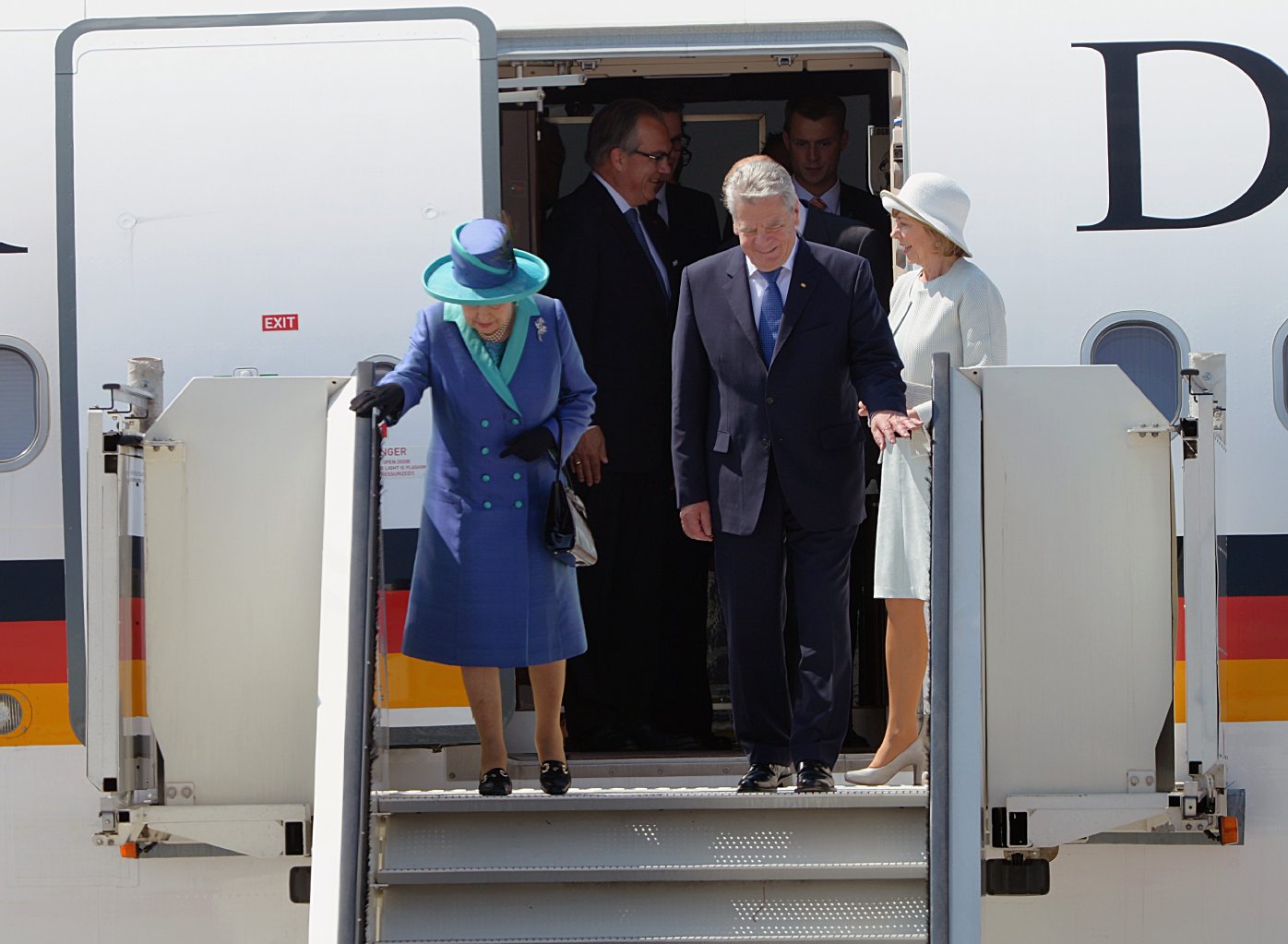 12.18 Uhr: Ankunft in Frankfurt/M. Die Königin, Donnerstag trug sie ein blau-türkises Kleid mit passendem Hut, verlässt mit Gauck die Sondermaschine der Luftwaffe „Theodor Heuss“.
