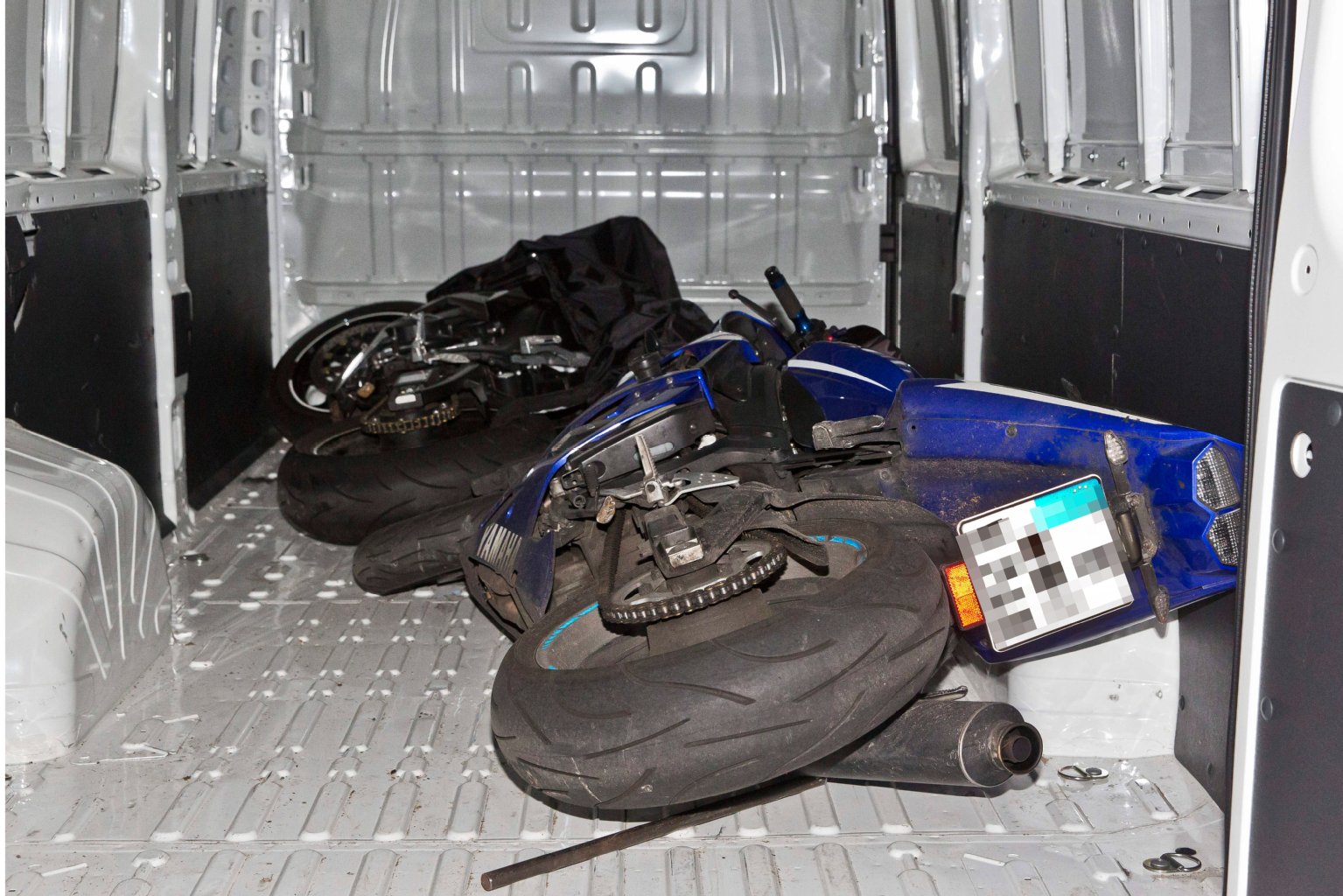 Auf der Ladefläche dieses Transporters liegen zwei geklaute Motorräder