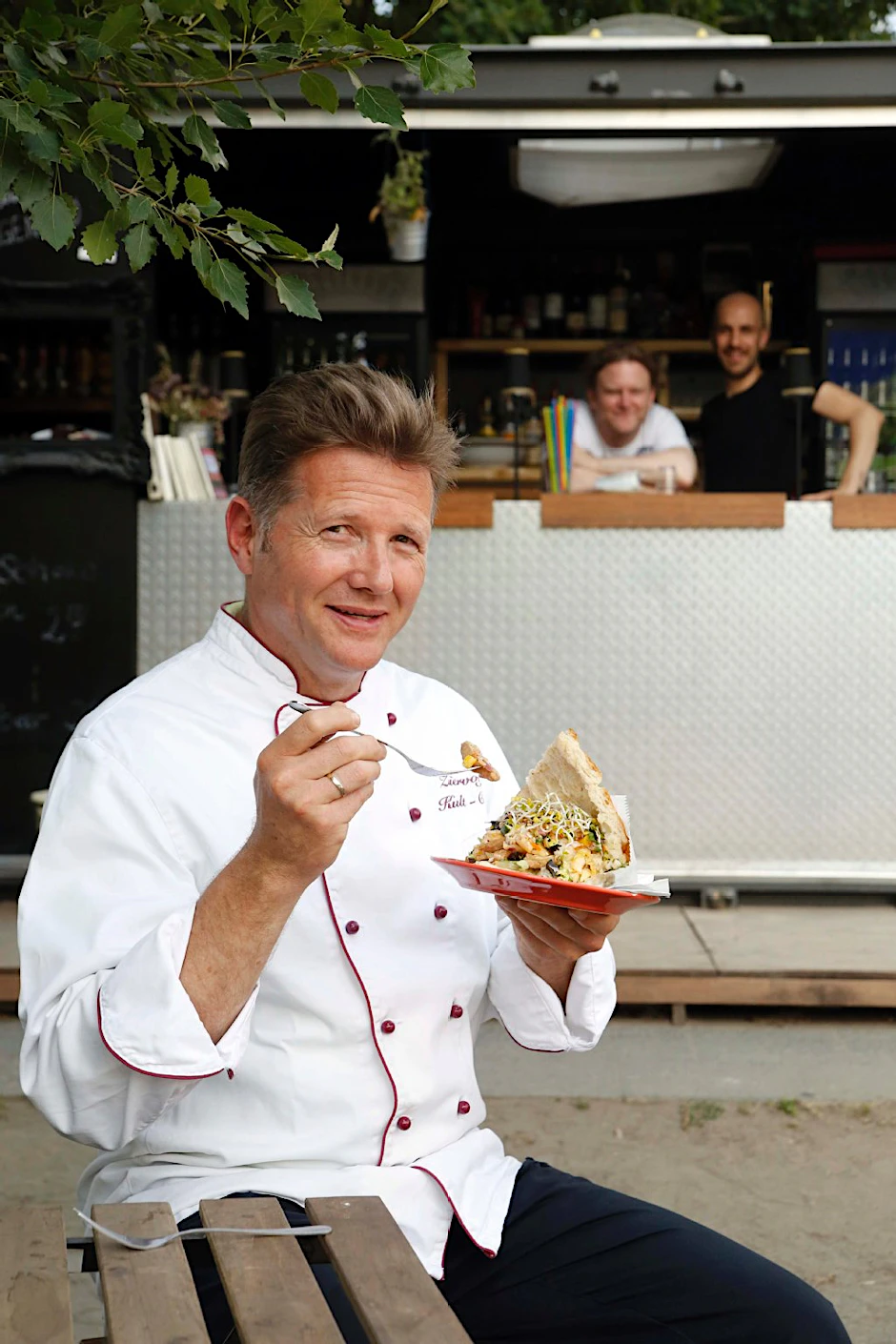 Erster Biss: M. Ziervogel testet den Vegan-Döner. Schnetker und Rupprecht warten gespannt auf das sein Urteil.