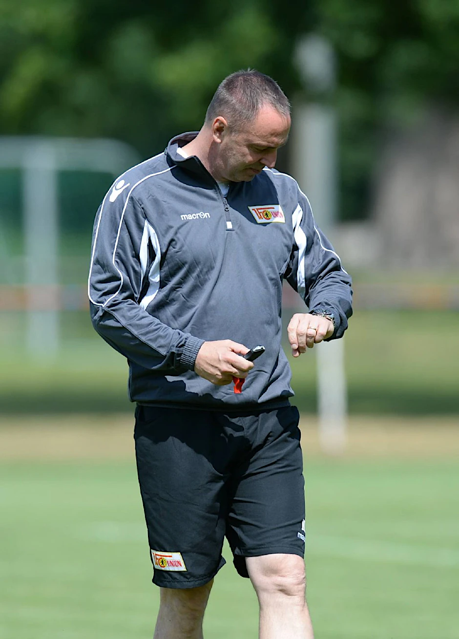 Trainer Nobert Düwel schaut auf die Uhr, noch rund vier Wochen bis zum Start gegen Düsseldorf.