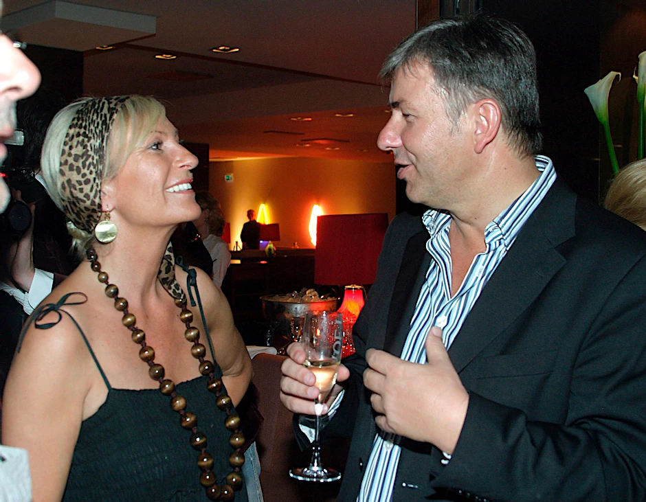 Hier plaudert Berlins Ex-Regierender Klaus Wowereit (mit Champagner-Glas) mit Ex-TV-Moderatorin Sabine Christiansen im In-Restaurant „Grill Royal.