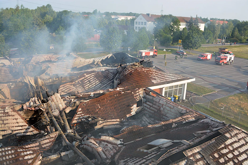 Ein kompletter Supermarkt stürzte ein, weil Unbekannte versuchten, den dortigen Geldautomaten zu sprengen.