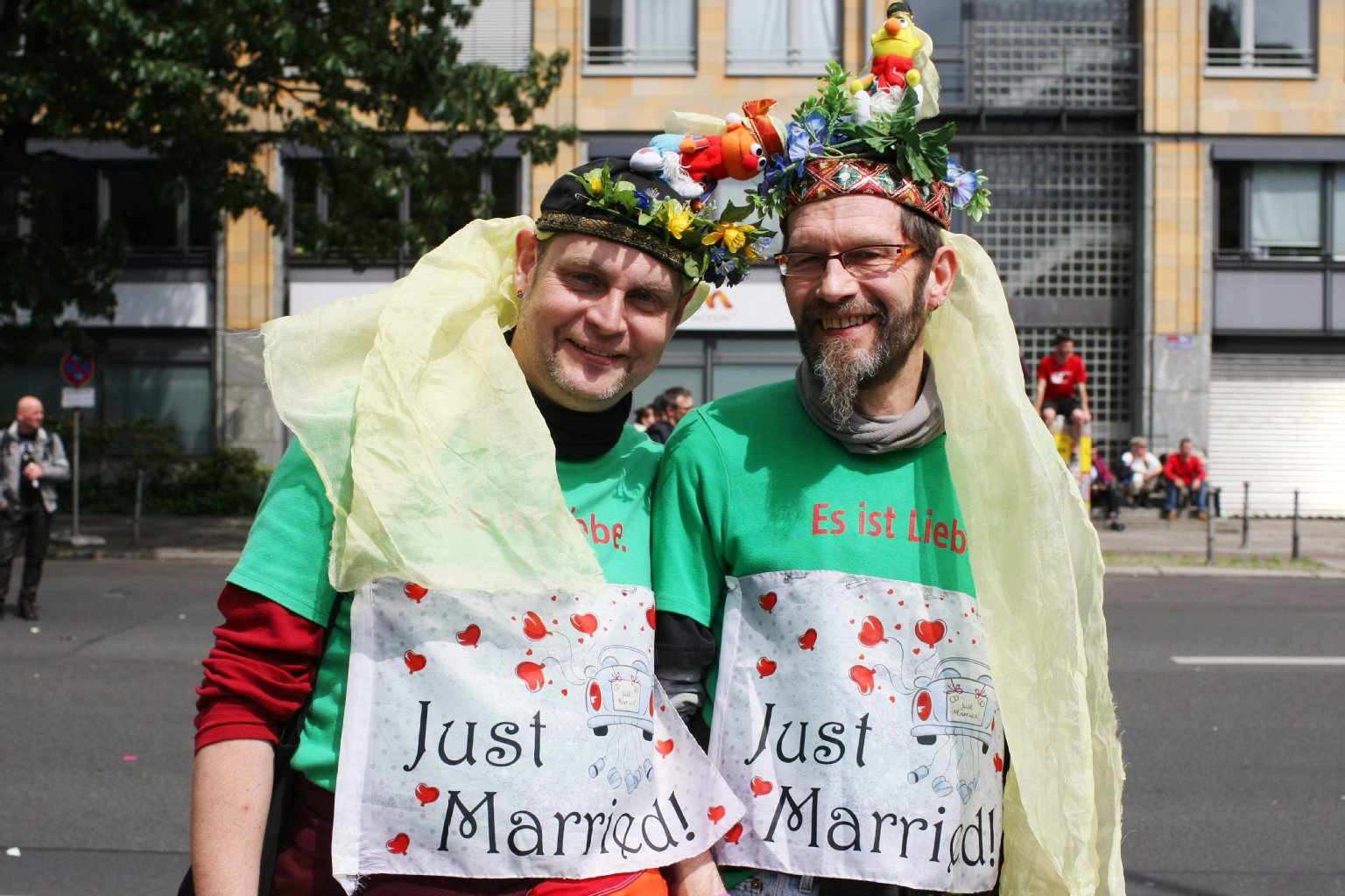 Markus (48) und Ludwig (54) sind 2014 eine eingetragene Lebenspartnerschaft eingegangen. Sie sagen: „Als homosexuelles Paar haben wir die gleichen Pflichten, aber noch nicht die gleichen Rechte!“ Sie möchten sich jedoch nicht für ihre Liebe rechtfertigen müssen, keine Ehe 2. Klasse führen.