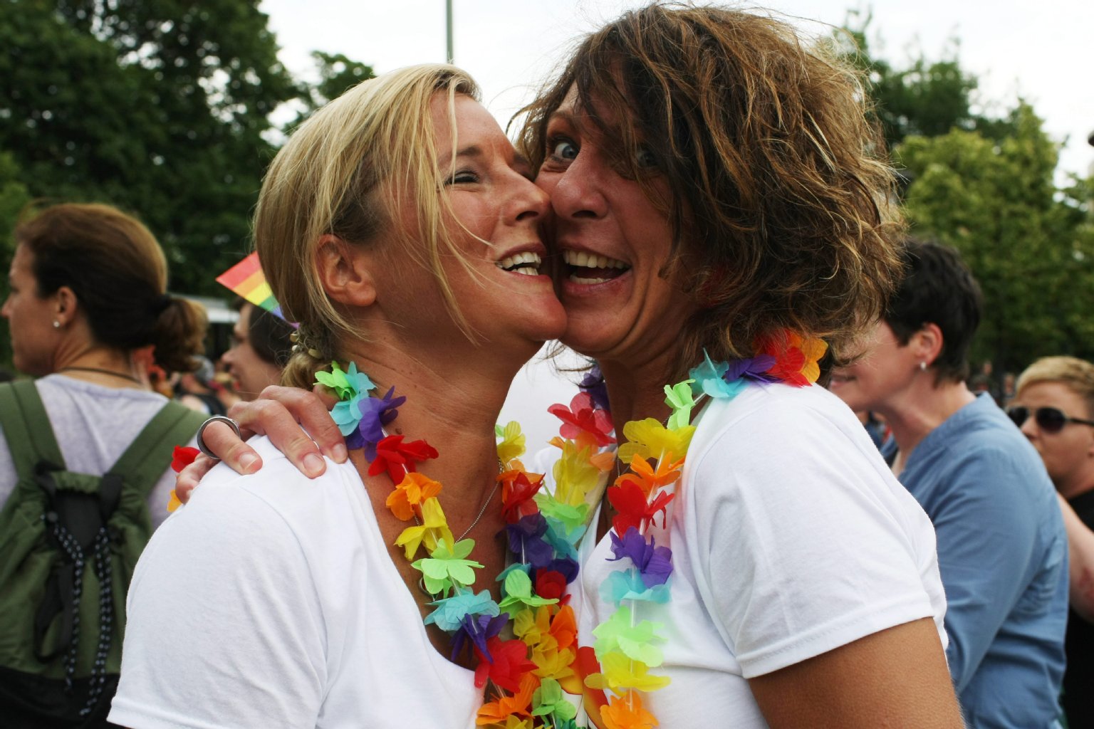 Evi (38) und Nadja (40) aus Rudow lernten sich im Februar im Internet kennen: „Wir versuchen, andere Leute mit Demos für das Thema Homo-Ehe zu öffnen. Auf diesem Weg kämpfen wir auch für unsere homosexuellen Freunde und deren Kinder.“ Beide sind sich einig: „Wir wollen heiraten!“