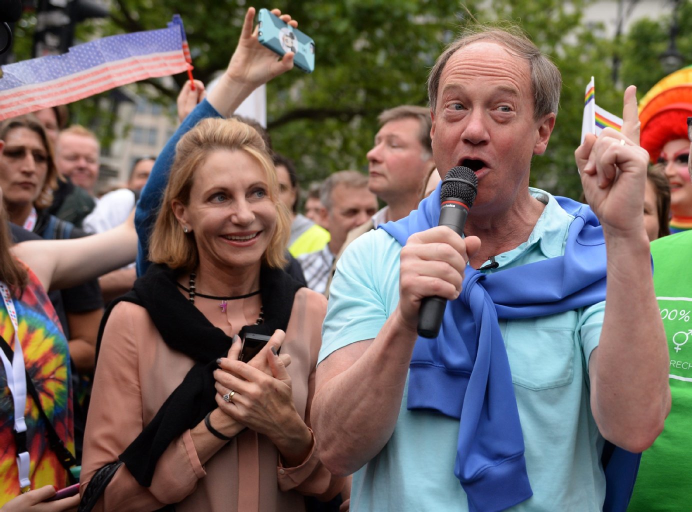 Der Botschafter der Vereinigten Staaten in Deutschland, John B. Emerson und seine Frau Kimberly Marteau Emerson beim Auftakt des Christopher Street Day.