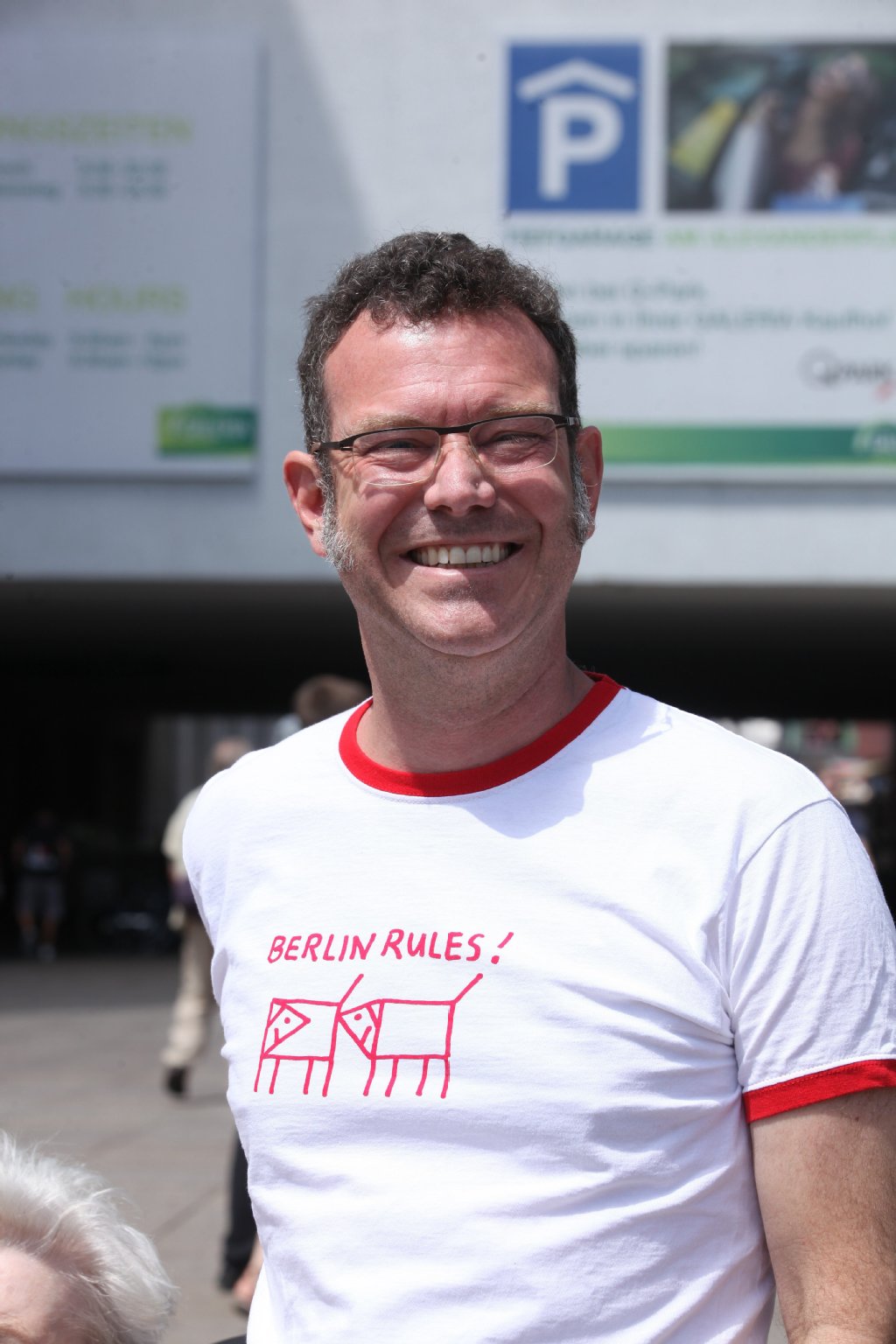 Anthony Heric (47) aus Mitte hat nicht nur eigene Kiff-Erfahrung, er ist auch für legale Coffee-Shops. Der Übersetzer: „Die Leute kiffen sowieso, man sollte sie nicht kriminalisieren.“