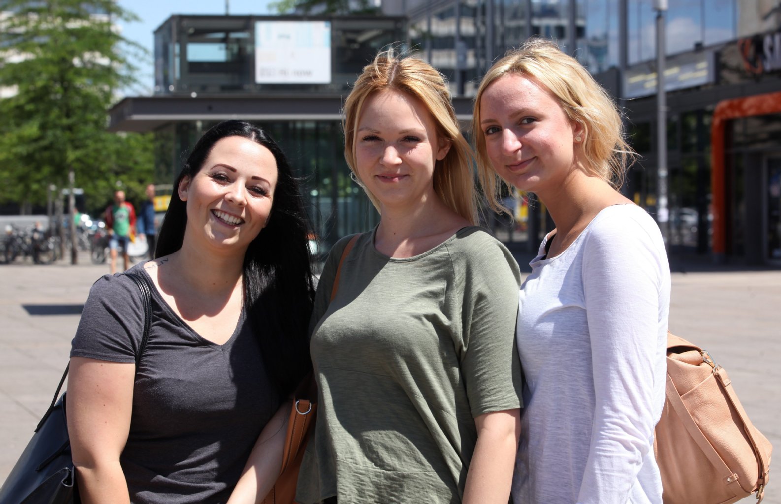 Sofia (22), Melanie (22) und Pia (22) aus Charlottenburg raten, das Kreuzberger Vorhaben nur als Experiment zu sehen. Denn: „Hasch birgt Risiken, man muss das sachte angehen.“