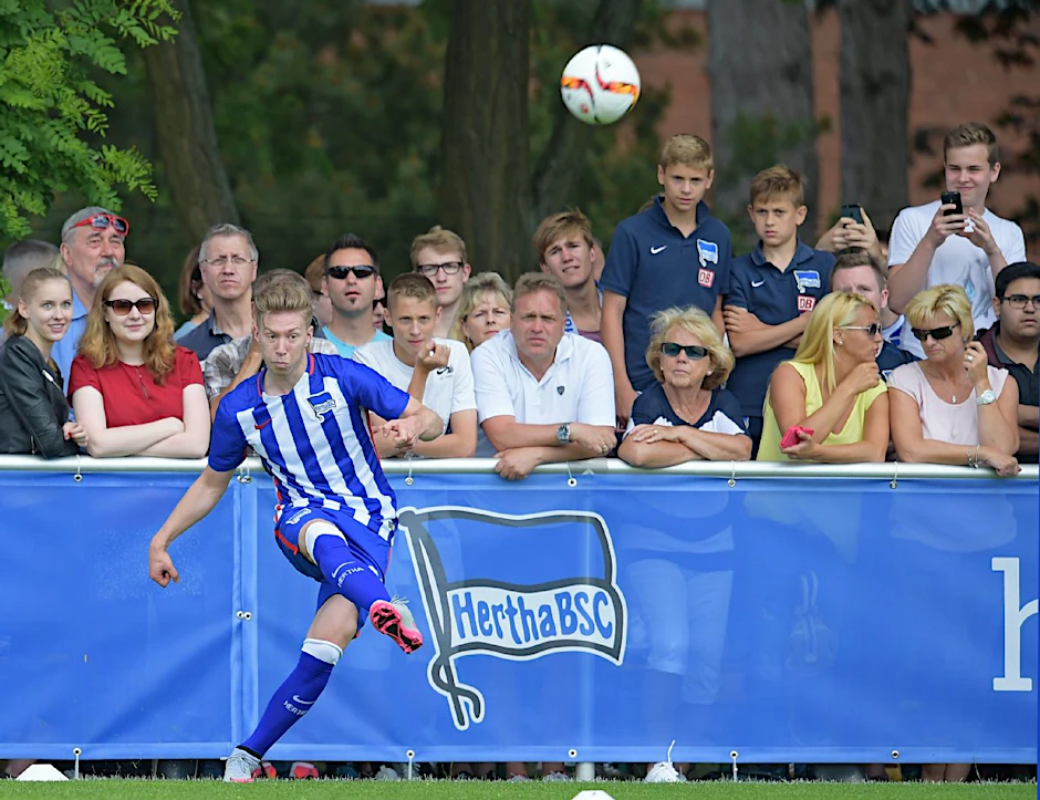 Die Fans bestaunten die Ballkünste von Mitchell Weiser.