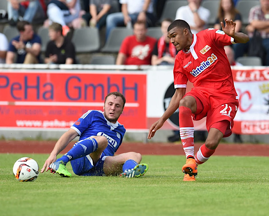 Union-Neuzugang Collin Quaner (r., im Duell mit Neuruppins Patrick Mann) traf gleich doppelt!