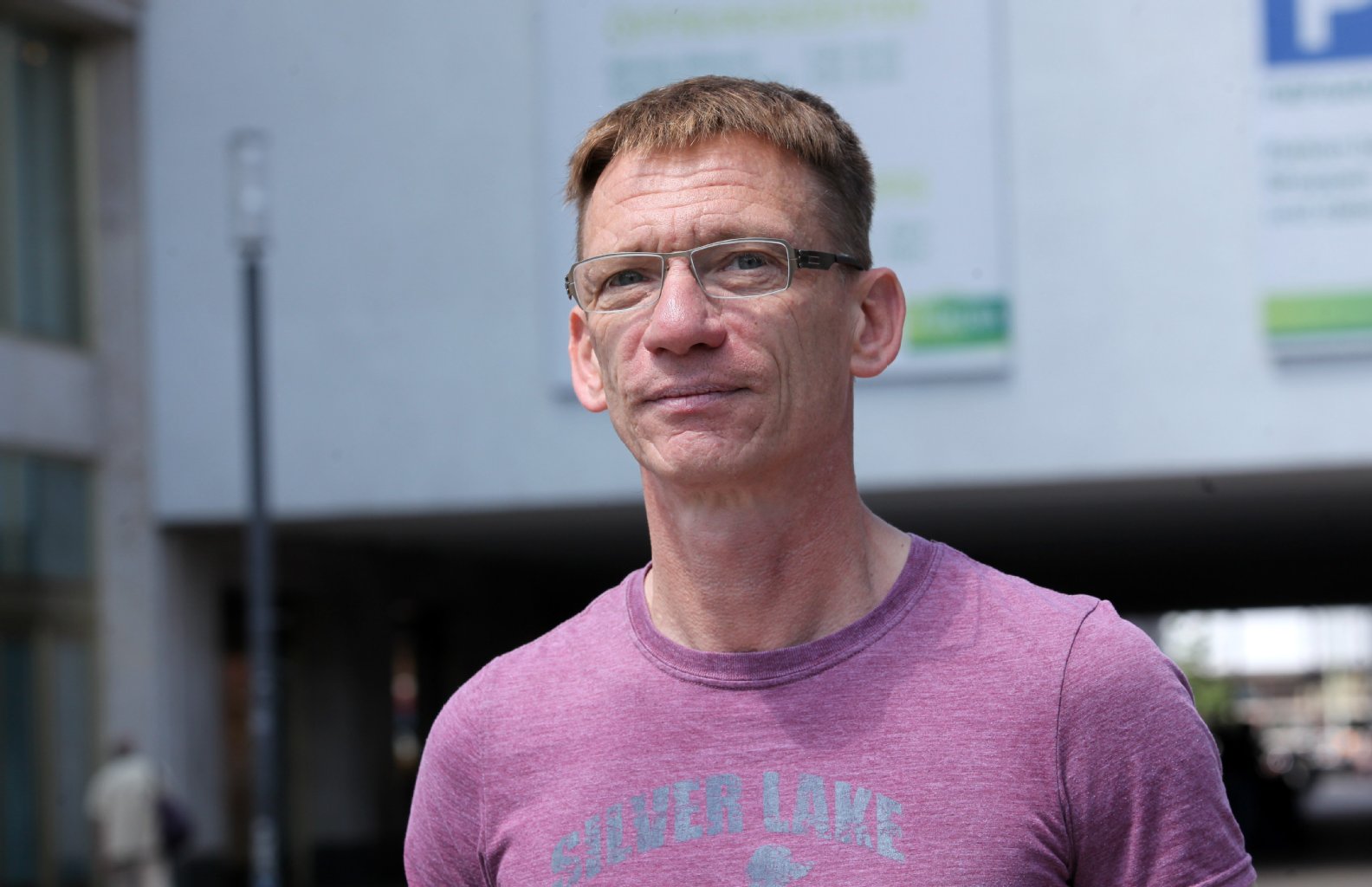 Dirk Ludigs (49) aus Mitte lobt die Idee, das Dealen mit Coffee-Shops zu bekämpfen. Er denkt aber auch an die Dealer: „Viele sind Flüchtlinge, eine Arbeitserlaubnis würde ihnen helfen.“