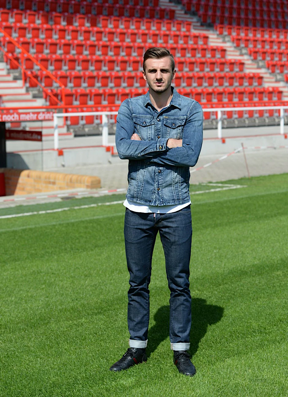 Adrian Nikci steht stolz in seinem neuen Stadion.