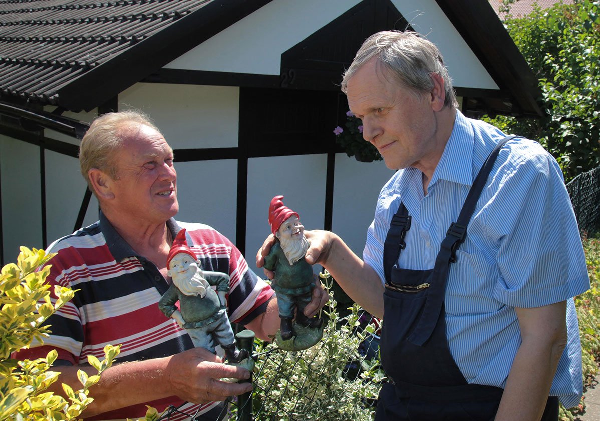 Früher konnte Wolfgang Krüger – hier beim Blödeln mit Laubenpiepernachbar Rainer – Gartenzwergen rein gar nichts abgewinnen ...