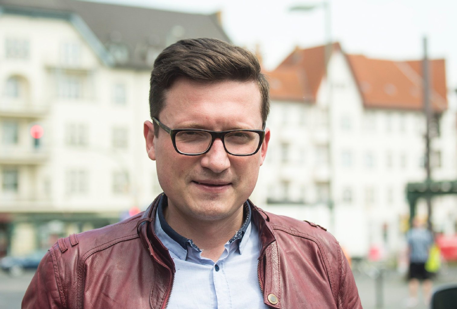 „Ich halte eine Preiserhöhung wegen Mindestlohn für Quatsch“, meint David Rahimov (28). Der Facility Manager spürt keinen merklichen Anstieg. Eine bessere Bezahlung für Angestellte findet er gut, aber: „Unternehmen nutzen solche Vorwände gezielt aus, um an der Preisschraube zu drehen.“