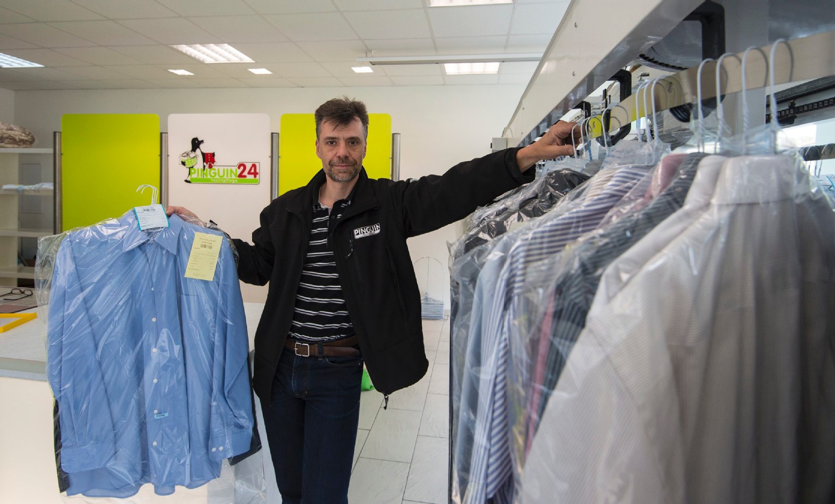 „Der Mindestlohn ist für uns glücklicherweise keine Problem geworden“, sagt Armin Schneider, Pinguin Textilpflege. Im nächsten halben Jahr werden wir inflationsbedingt voraussichtlich die Preise um 2 bis 3 Prozent anheben müssen. Das ist aber kein so großer Schritt.“