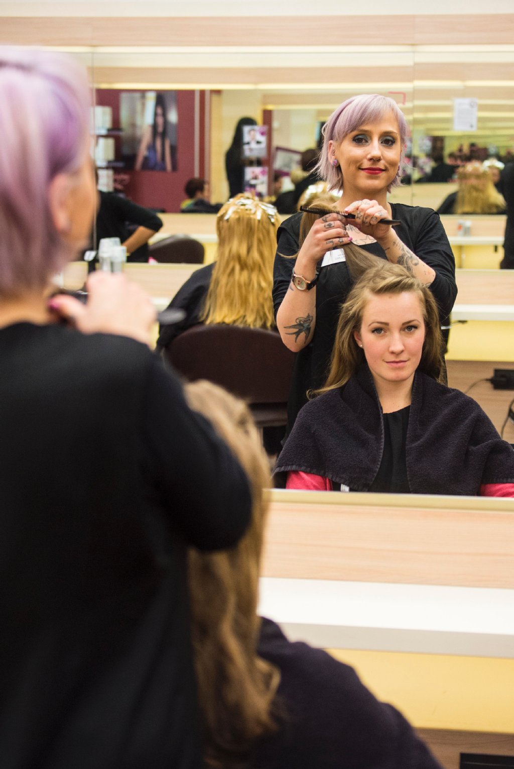Bei der Friseur-Kette Klier im Einkaufscenter Alexa arbeitet Ulrike Herzfeld (31). Deutliche Preissprünge gab es bereits 2014. „Bei uns kostet ab der Lohnsteigerung zum 1. August der Damen-Haarschnitt weiter 36 Euro, Männer zahlen immer noch 23 Euro .“