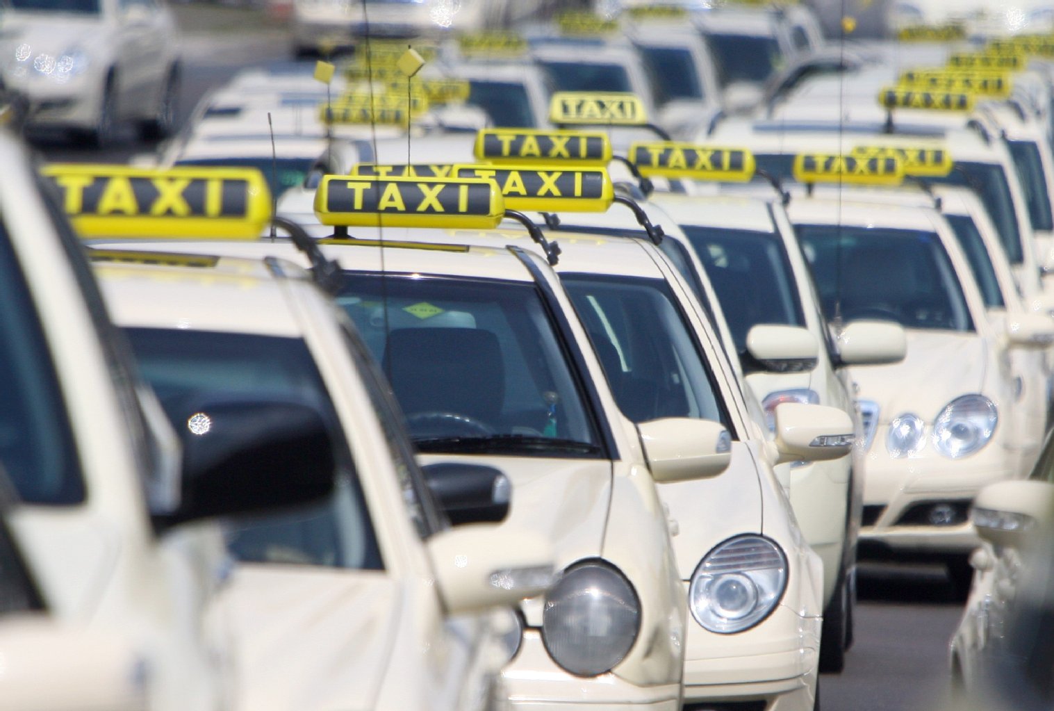 Ganz schön! Der Mindestlohn kostet Kunden bares Geld. Für jeden Kilometer müssen sie in Berliner Taxen jetzt bei Fahrten bis zu 7 Kilometern künftig 2 Euro berappen. Bisher waren es 1,79 Euro.